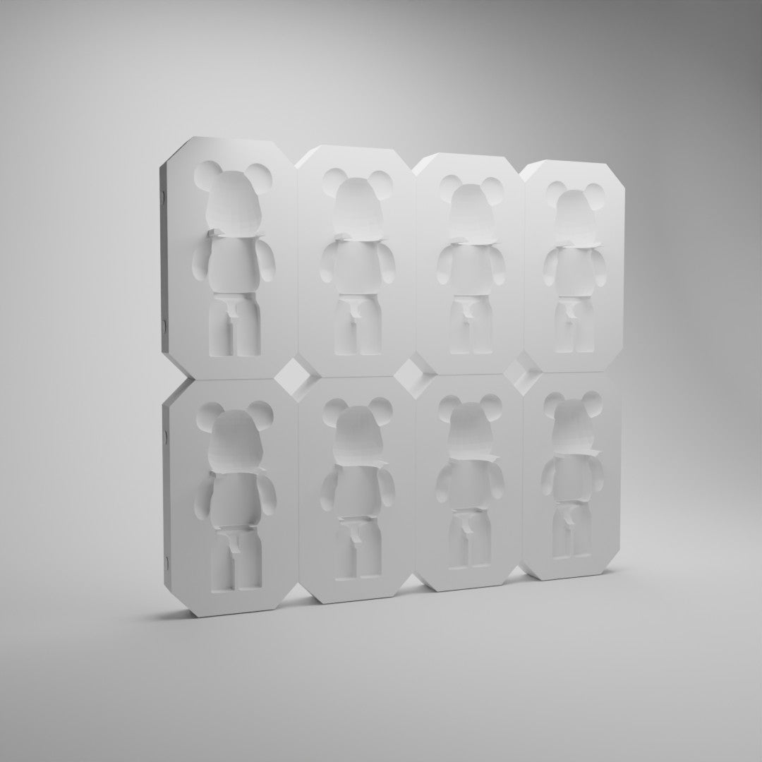 Figurine Bearbrick installée sur son socle blanc mural