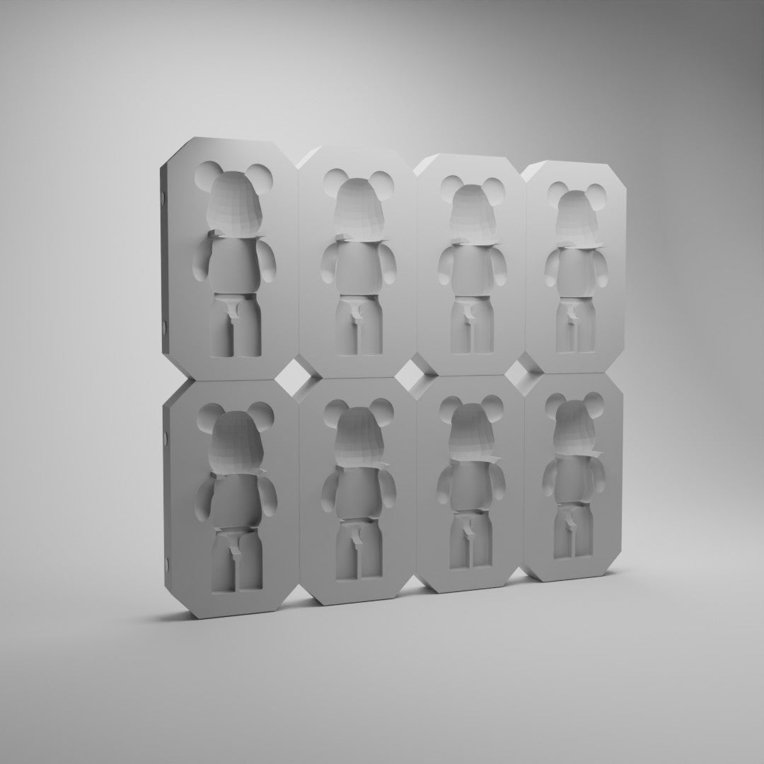 Figurine Bearbrick installée sur son socle gris mural