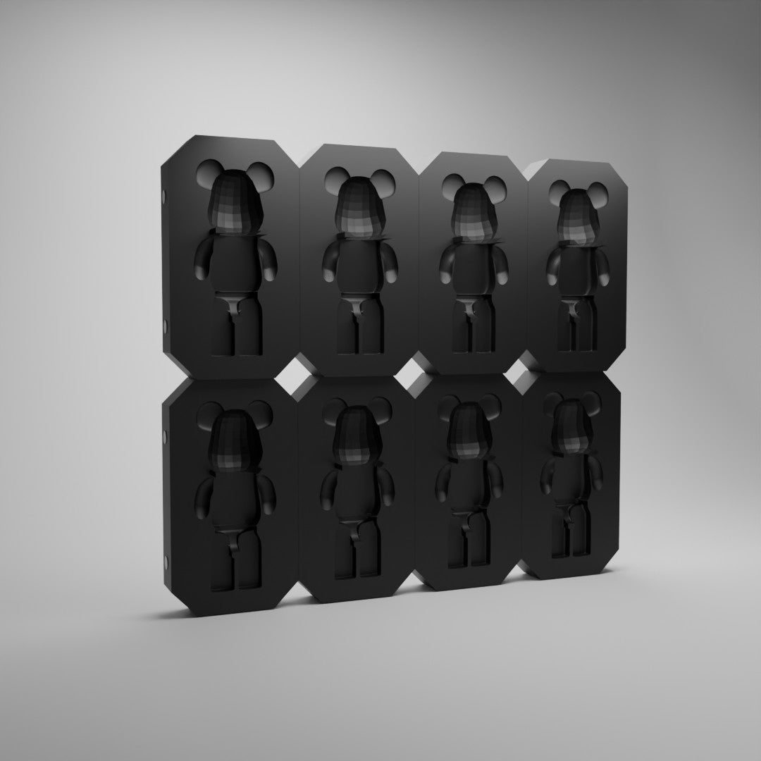 Figurine Bearbrick installée sur son socle noir mural
